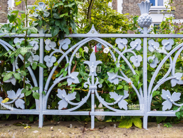 Pagar besi dengan pola bunga yang cantik